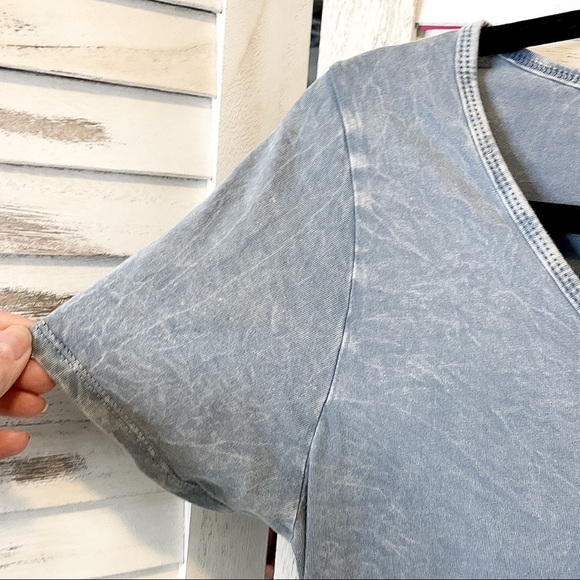 LULAROE | The Classic T Short Sleeve Acid Wash Shirt Blue - Picture 5 of 7